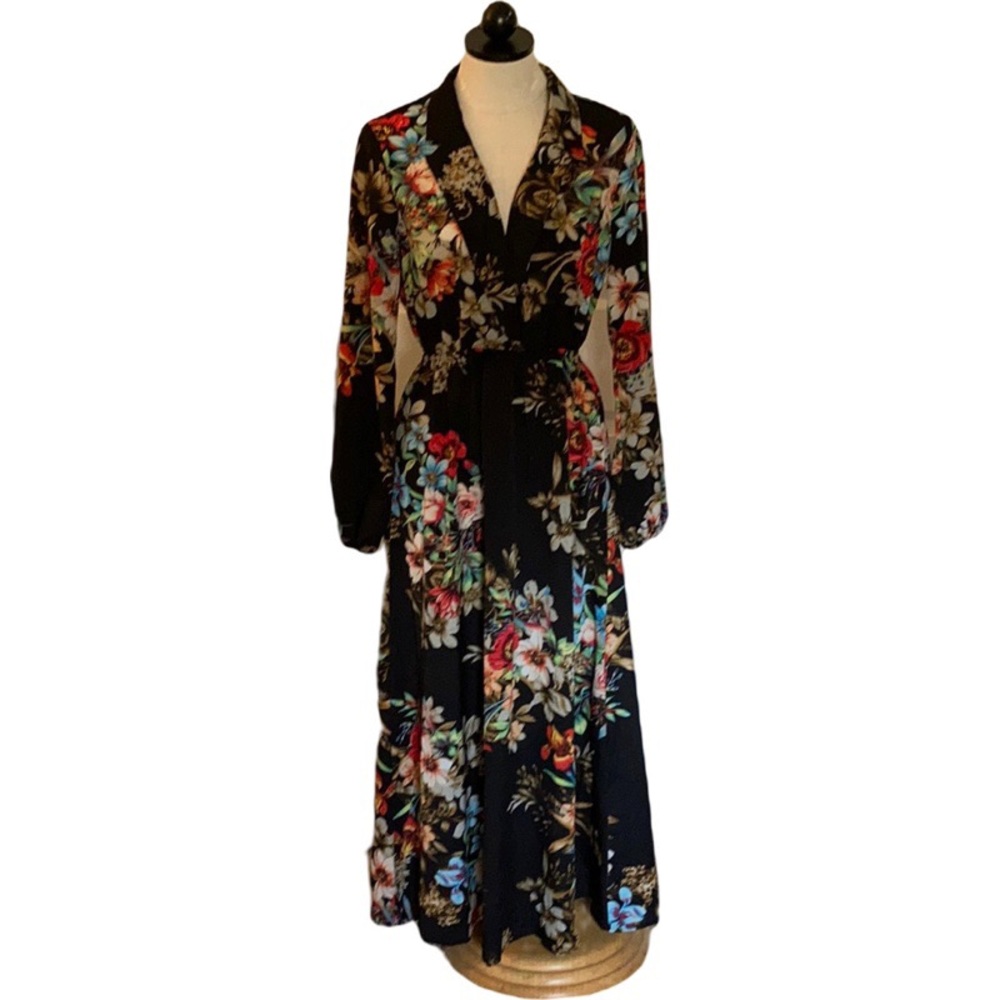 Beautiful long floral print dress. Elastic waist. Collared neck. Elastic wrist.